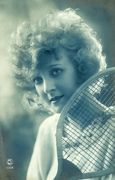 Tenis raketi olan kadın (s/b fotoğraf) by French Photographer