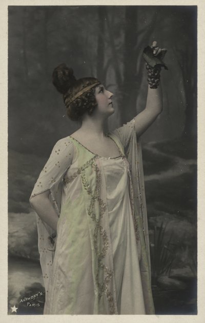 üzüm salkımı olan kadın by French Photographer