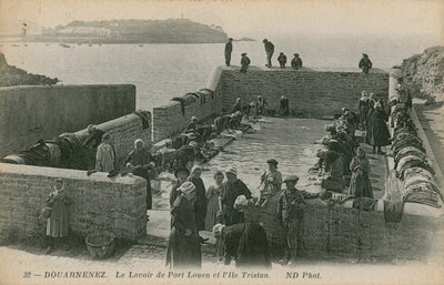 Louen limanında çamaşır yıkayan kadınlar. 1913 yılında gönderilen kartpostal. by French Photographer