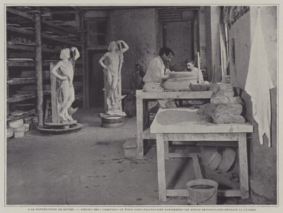 Fransa, Sevres porselen fabrikasında pişirim sırasında yerleştirilecek porselen parçaları için kaplar yapma atölyesi (s/b fotoğraf) by French Photographer