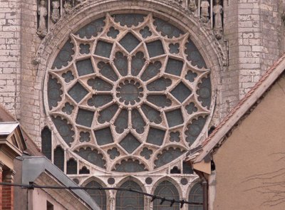kuzey gül penceresinin bir dış görünümü by French School