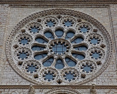 Batı gül penceresinin bir dış görünümü by French School