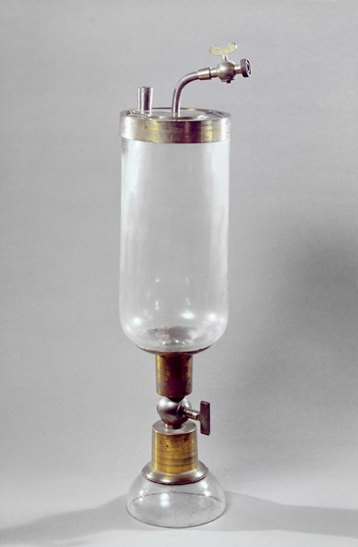 Antoine Laurent de Lavoisier (1743-94) tarafından tasarlanan gaz araştırma aparatı (metal ve cam) by French School