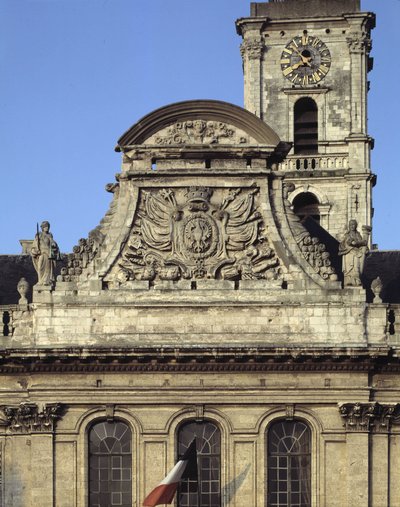 Barok mimarisi: Heroguelle tarafından Hotel de Ville (1717 - 1721) cephesi. Kentin silahlarını betimleyen Fronton “Kartal gagası ve çivisi”” ile Adalet ve Kuvveti simgeleyen iki heykelle çevrilidir. Aire sur la liys (Aire-sur-la-Lys), Pas de Calais (Pas-d by French School