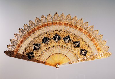 Charles X tarzında katedral tarzı brise el fanı, deldi boynuz, boyalı ve yaldızlı, Fransa by French School