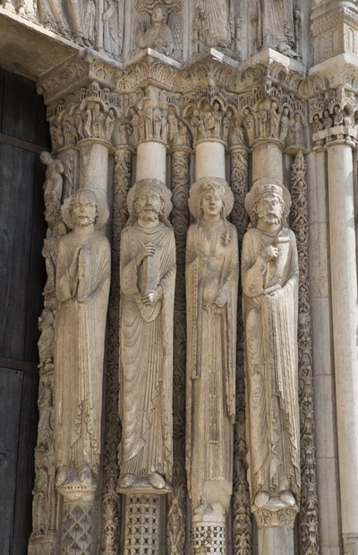 Katedral de chartres, kraliyet kapısının orta bölmesinin sağındaki yangın detayı, soldan sağa, bir peygamber, Kral David, bir Kraliçe, Süleyman by French School