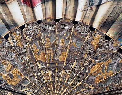 Aşkı ve tiyatroyu tasvir eden saray eli yelpaze, emaye ve yaldızlı ve gümüş metallerle süslenmiş fildişi koruma çubuğuyla kaplı kağıt, yükseklik 20,5 cm by French School