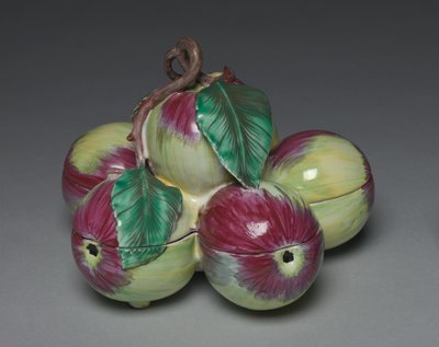 Altı Elma Şeklinde Kapalı Kutu, üretici Sceaux Factory, c.1760 by French School
