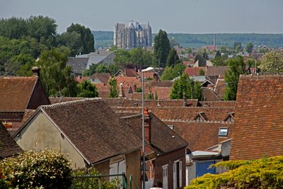 Uzaktan görülen Beauvais katedralinin bir görünümünü tasvir eden by French School