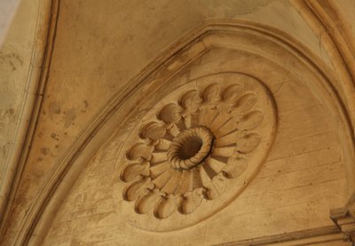 oyulmuş bir rosace görünümünü tasvir eden by French School