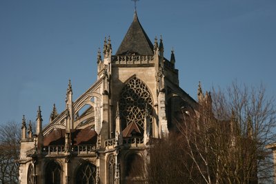kilisenin doğu ucunun bir görünümünü gösteren by French School