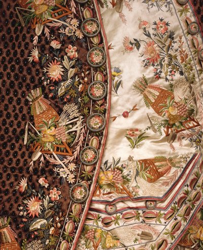 Fildişi saten işlemeli en-suite ceket, pantolon ve belden oluşan, kahverengi kesim kadifeden muhteşem bir takım elbisenin detayı, c.1760 by French School