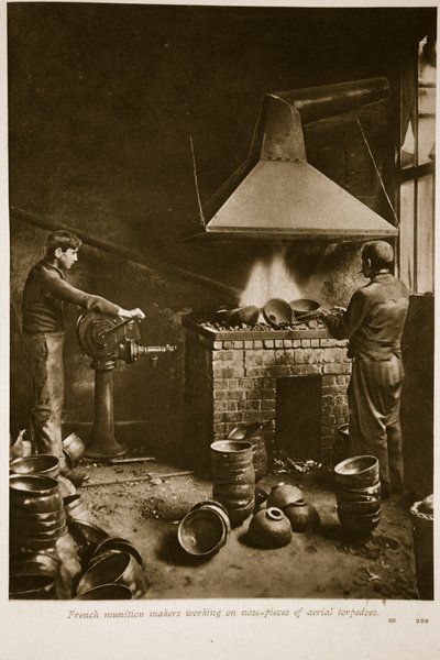 Hava torpidolarının burun parçaları üzerinde çalışan Fransız mühimmat üreticileri, 1914-19 by French School