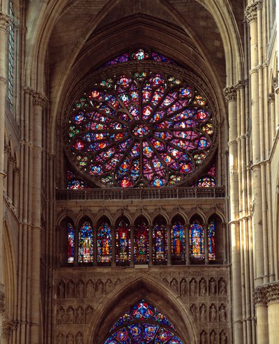 Gotik mimarisi: 13. yüzyılda yapılan Reims Katedrali Notre-Dame (Notre Dame) rozetinin görünümü. Reims, Marne by French School