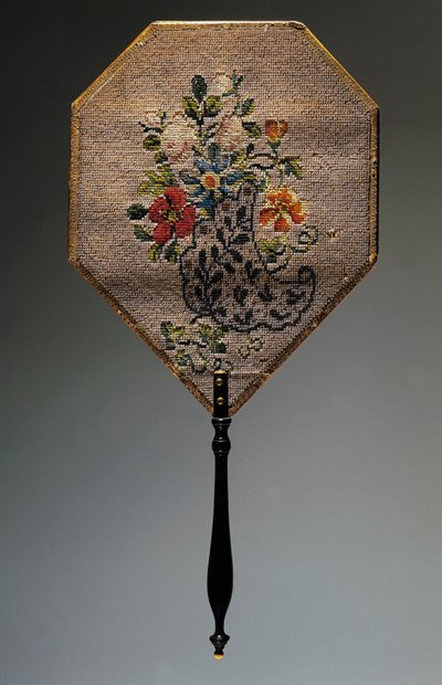 El yelpazeli, saten kaplı, boncuk işlemeli çiçek motifli kart, ahşap saplı, uzunluk 41,9 cm by French School