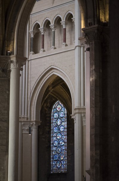 Chartres katedralinin iç detayı by French School