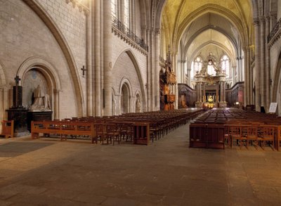 Romanesk ve Gotik tarz arasındaki mükemmel karışımı temsil eden, 12. ve 15. yüzyıllar arasında inşa edilen Cathedrale d