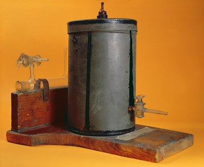 Marie Curie (1867-1934) tarafından tasarlanan iyonizasyon odası, c.1897 by French School