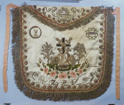 Çeşitli sembollere sahip masonik önlük (işlemeli ipek) by French School