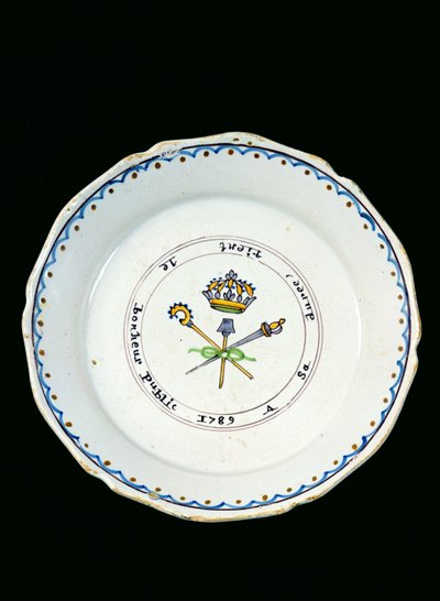 Kraliyet tacı altında Üç Düzen ile süslenmiş plaka, 1789 (seramik) by French School
