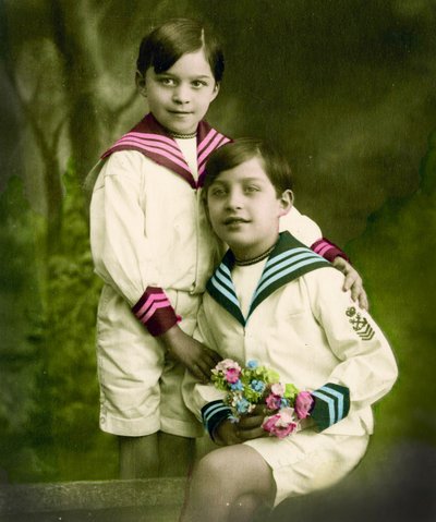 İki erkek çocuğun portresi c.1898 (el ile renklendirilmiş fotoğraf) by French School