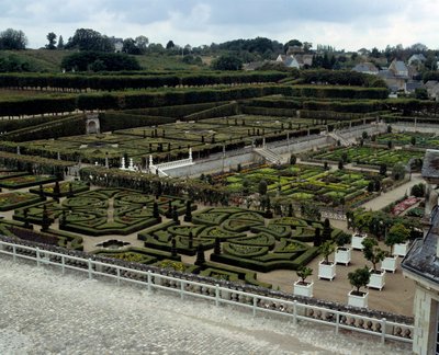 Rönesans mimarisi: 16. yüzyılın başında inşa edilen Chateau de Villandry bahçelerinin görünümü, Loire şatolarından biridir. Villandry, Indre ve Loire by French School
