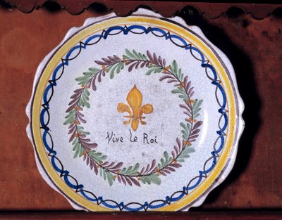 Monarşist motifli (zambak) ve “Yaşasın kral” yazıtlı devrimci plaka 1790 Nevers. Frederic Blandin Müzesi by French School