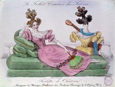 Romantik moda: Chateau tuvalet. Kanepede abartılı saç modelleri olan iki kadın. 19. yüzyılın gravürü. Paris, Musee Carnavalet by French School