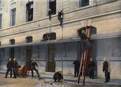 Sappeurs Pompiersde Paris. Merdiven perde arkasında. Merdivenin perde arkasında manevra yapmak en basitidir. 34 kilo ağırlığında, 0m45 genişliğinde, yeniden konuşlandırılmış, 4 metre yüksekliğinde, iki düzlemde, ikincisinin dikmeleri bir by French School