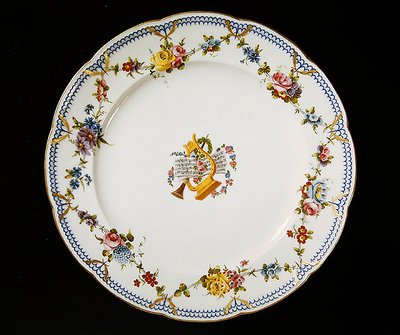 Notalarla süslenmiş Sevr tabağı, 1764 (fayans) by French School
