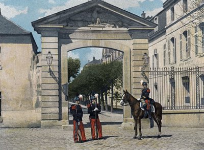 Saint-Cyr (Saint Cyr) özel askeri okulu, iç hizmet: Büyük hizmet kıyafetleri içinde piyade ve süvari öğrencileri (eski). "" Militaire Albümünde: sahne de la vie du soldat" by French School