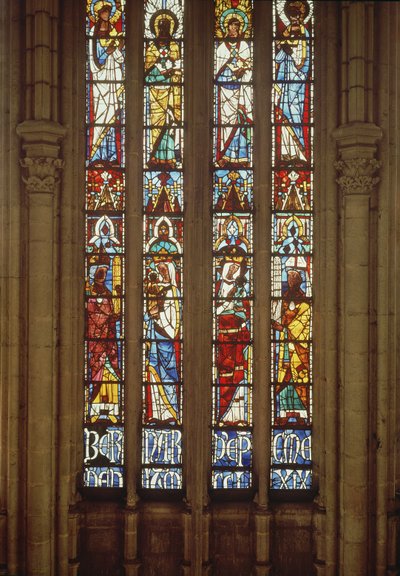 Taç takan meleklerin vitray penceresi, Piskopos Bernard dAbbeville ve Bakire ve Çocuk, 1269 by French School