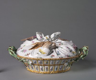 Oyun Sepeti Şeklinde Tureen, üretici Sceaux Factory, c.1755 (emaye süslemeli kalaylı seramik (fayans)) by French School