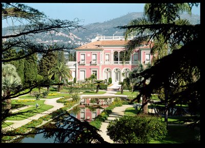 1905-12'de inşa edilen Villa Ile-de-France'ın cephesinin ve bahçelerinin görünümü by French School