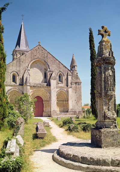 St. Pierre Kilisesi cephesinin görünümü, 1150-75 by French School