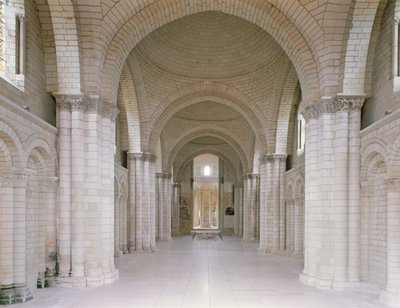 Henry II (1133-89 İngiltere Kralı ve eşi Eleanor of Aquitaine (ö.1204)) heykelleriyle manastır kilisesinin nef ve apsis görünümü by French School