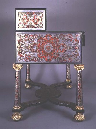 Kaplumbağa kabuğu kakma pirinçten Boulle tarzı kakma ile süslenmiş Yazı Masası, yaldızlı yuvalar (pirinç ve kaplumbağa kabuğu) (ayrıca bkz. 77182) by French School