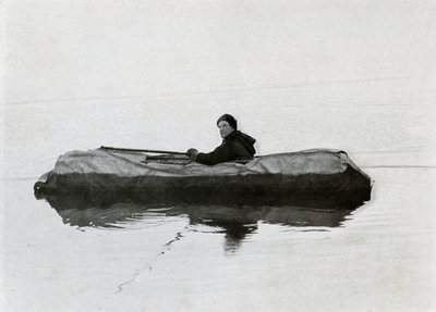 Campbell Kayıkta Suda Yüzüyor, 1911, 1913 by G. Murray Levick