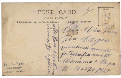 Birinci Dünya Savaşı sırasında karısı ve oğluyla üniformalı bir piyade askeri, topçu ile kartpostalın arkası by G. Negri