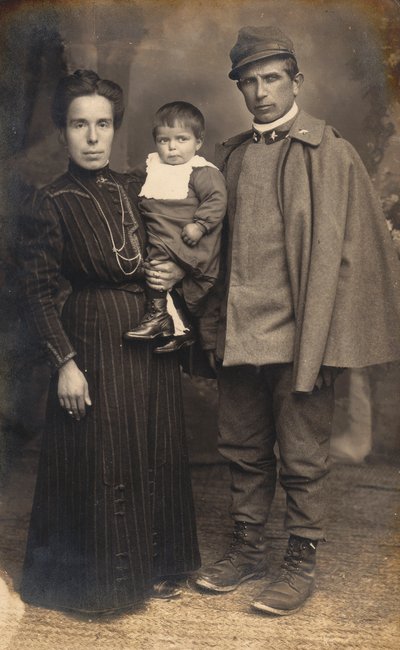Ailesiyle savaş üniforması giymiş bir piyade askeri, topçu ile kartpostal, 16031917 by G. Negri