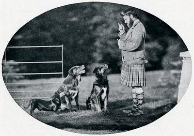 Bay Francis Clark, The Queens Gillie, en sevdiği üç köpeğiyle birlikte, c1899, 1901 by G. W. Wilson and Company