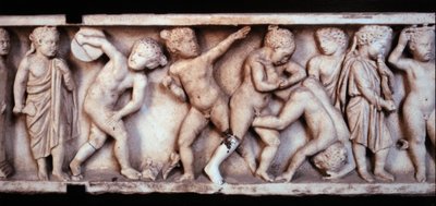 Gallo Roma sanatı (galloromain): oynayan çocukları tasvir eden bir lahitten mermer friz. Paris, Louvre Müzesi by Gallo Roman Gallo Roman