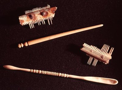 Makyaj için iki tarak, bir saç tokası ve bir kaşık (kemik) by Gallo Roman Gallo Roman