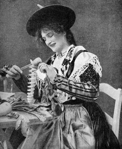 Yaratıcı bir şekilde patates soyan bir kadın, 1922. by Georg Haeckel