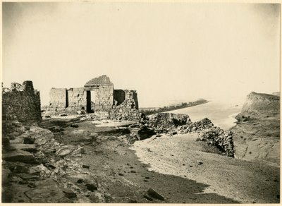 Arka planda Nil ile tapınak kalıntıları, Qasr Ibrim, Mısır, fotoğraf Georg Steindorff, 1930 civarı by Georg Steindorff