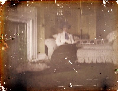Kanepede oturan kadın, c. 1910 (otokrom) by George Bernard Shaw