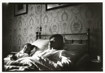 Marie Breitner ve yatakta uyanan bir kız by George Hendrik Breitner
