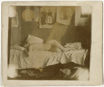 Marie Jordan bir yatakta çıplak yatarken by George Hendrik Breitner