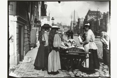 Amsterdam'daki Rokin'de bir el arabasından sokak satışı by George Hendrik Breitner
