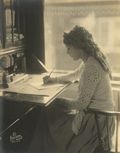 Mary Pickford masa başında yazı yazıyor, 1918 dolayları (s/b fotoğraf) by Bartolome Esteban and studio Murillo